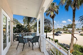 Blue Water Escape 3 Bedroom Villa by RedAwning