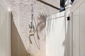 Blue Water Escape 3 Bedroom Villa by RedAwning