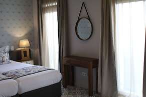 Royal Beach Hostel & Suites