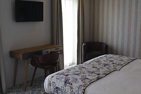 Royal Beach Hostel & Suites