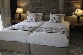 Royal Beach Hostel & Suites