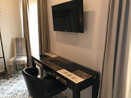 Royal Beach Hostel & Suites