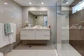 Poinciana 011 Deluxe 2 Bedroom Apartment Centrally Located With Golf B