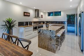 Poinciana 011 Deluxe 2 Bedroom Apartment Centrally Located With Golf B