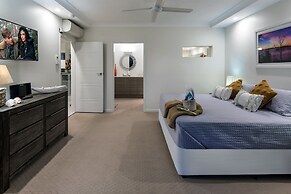 Poinciana 011 Deluxe 2 Bedroom Apartment Centrally Located With Golf B