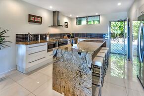 Poinciana 011 Deluxe 2 Bedroom Apartment Centrally Located With Golf B