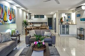 Poinciana 011 Deluxe 2 Bedroom Apartment Centrally Located With Golf B