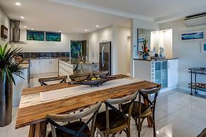 Poinciana 011 Deluxe 2 Bedroom Apartment Centrally Located With Golf B