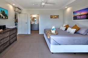 Poinciana 011 Deluxe 2 Bedroom Apartment Centrally Located With Golf B