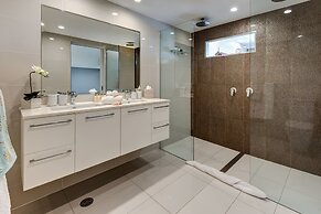 Poinciana 011 Deluxe 2 Bedroom Apartment Centrally Located With Golf B