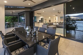 Villa 2 The Edge Oceanfront  Deluxe 4 Bedroom Near Marina With Golf Bu