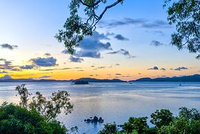 Villa 2 The Edge Oceanfront  Deluxe 4 Bedroom Near Marina With Golf Bu