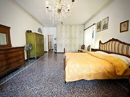 Reggia San Lorenzo Di Fronte Alla Cattedrale