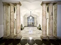 Reggia San Lorenzo Di Fronte Alla Cattedrale