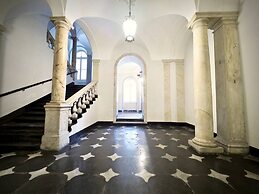 Reggia San Lorenzo Di Fronte Alla Cattedrale