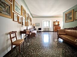 Reggia San Lorenzo Di Fronte Alla Cattedrale