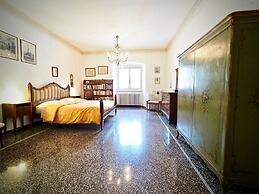 Reggia San Lorenzo Di Fronte Alla Cattedrale