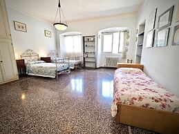 Reggia San Lorenzo Di Fronte Alla Cattedrale