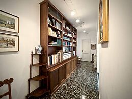 Reggia San Lorenzo Di Fronte Alla Cattedrale