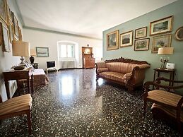 Reggia San Lorenzo Di Fronte Alla Cattedrale