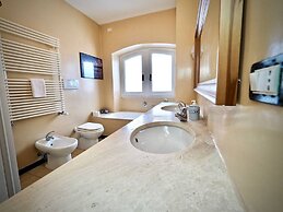 Reggia San Lorenzo Di Fronte Alla Cattedrale