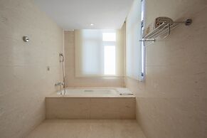 Longqi Jianguo Hotel