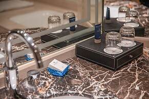 Longqi Jianguo Hotel