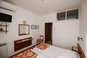 Apartments & Rooms Peranic