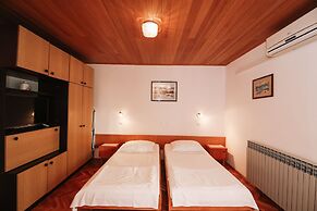 Apartments & Rooms Peranic