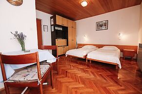 Apartments & Rooms Peranic