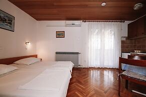 Apartments & Rooms Peranic