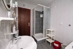 Apartments & Rooms Peranic