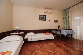 Apartments & Rooms Peranic