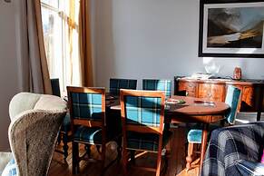 Traditional Apartment oer the Meadows