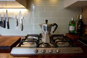 Beautiful Canalside 1-bedroom Flat With Terrace