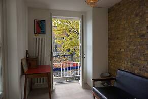 Beautiful Canalside 1-bedroom Flat With Terrace