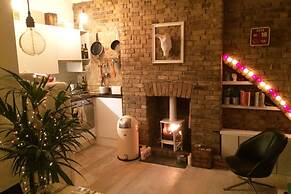 Beautiful Canalside 1-bedroom Flat With Terrace