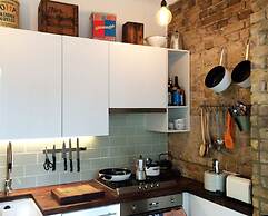Beautiful Canalside 1-bedroom Flat With Terrace