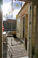 Beautiful Canalside 1-bedroom Flat With Terrace