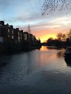 Beautiful Canalside 1-bedroom Flat With Terrace