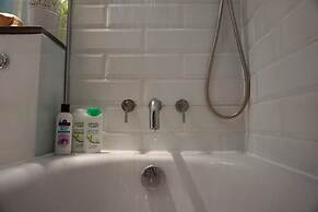 Beautiful Canalside 1-bedroom Flat With Terrace
