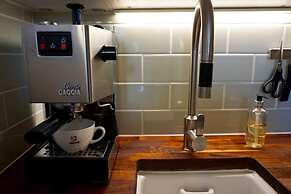 Beautiful Canalside 1-bedroom Flat With Terrace