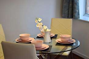 2 Bed Historical Christchurch With Parking