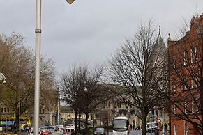 2 Bed Historical Christchurch With Parking