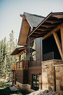 River's Edge 4 Bedroom Home by RedAwning