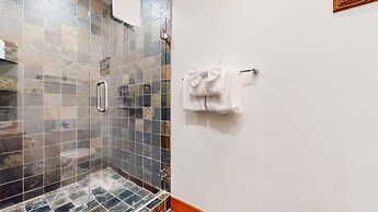 Timbers 5 Large Luxury Home with Two Master Suites, Perfect for Famili