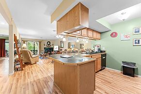 Bluffs Oasis 2 Bedroom Condo by RedAwning