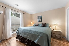 Bluffs Oasis 2 Bedroom Condo by RedAwning