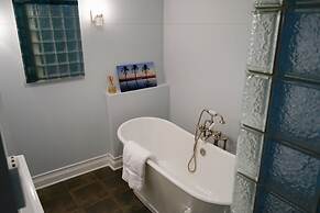 3-Level Bucktown Home - Amazing Outdoors & Parking