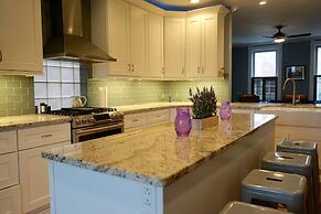 3-Level Bucktown Home - Amazing Outdoors & Parking